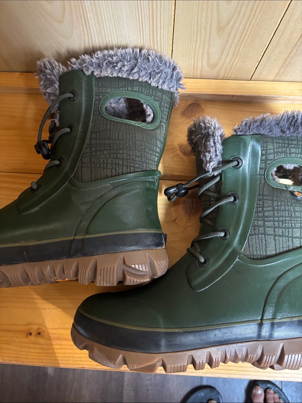 Bogs Insulated Green Winter Boots with Faux Fur youth 5